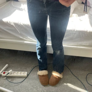 Mörk blåa bootcut jeans - Jättesnygga bootcut jeans som är lågmidjade. Jätte bra skick  dom kostar 900kr i verkligheten men dom är använda många gånger så jag säljer dom mycket billigare 