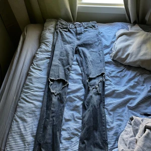 Gråa jeans från zara - Säljer ett par gråa jeans från zara. Köpta hösten 2021 men bra kvalite. Storlek 36 och passar mig som är 172