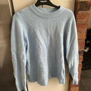 Ljusblå stickad tröja💙 - Den är använd ca 5 gånger, lite nopprig men inget man lägger märke till så mycket🥰