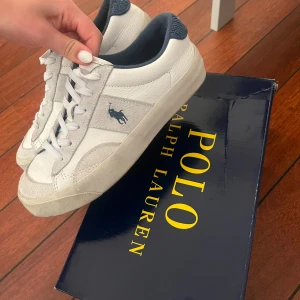 Ralph Lauren skor - Vita Ralph Laurent skor med blåa och gråa detaljer. Skorna är köpta nyligen och har knappt används 🤍