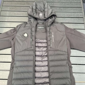Sail Racing Hybrid  - Hej! Nu säljer jag min i princip nya Sail Racing Hybrid down jacket då jag köpt en ny höstjacka och inte längre använder denna. Storlek S. Priset kan diskuteras vid snabb affär. Kan både frakta och mötas!