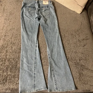 True religion jeans  - Midjebredd är 36 cm raktöver och innerbenlängd är 81 cm📏Helt ny utan defekter. Storlek lappen finns tyvärr inte kvar men ni kan jämför måttet i beskrivningen 🩷