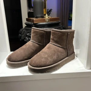 Uggs  - Mörkbruna uggs. Lite smått creasade ovanpå men absolut inget som syns eller som man tänker på, annars jättefint skick. Köparen står för frakt 🥰