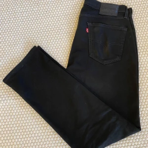 Svarta Levi’s jeans W31 L32 - Sparsamt använda med bra fit. Köpta i Levi’s butik för 1050kr.