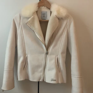 vit guess jacka - så himla fin vit fluffig guess jacka med guld detalj som tyvärr är för liten för mig därav finns inga bilder på 💘🙏endast använd 3 gånger o i mycket bra skick, inga defekter!
