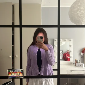 Lila Ralph lauren kofta - En lila Ralph lauren kofta med volanger längst ner 