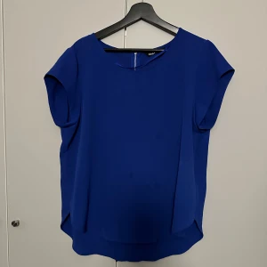 Grön stickad tröja - Fina toppar.    Både till vardags och fest.  50 kr st  