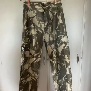 District forty six - Bra slick men lite slitna vid fötterna