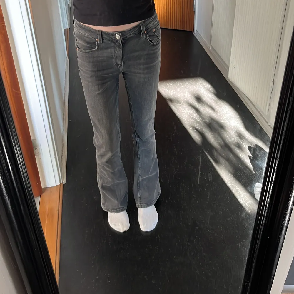 Jag fick de för två år sedan och jag har älskat de men nu är de för små för mig! De har ingen skada eller så men kontakta gärna ifall du undrar ändå💕 Bootcut🎀. Jeans & Byxor.