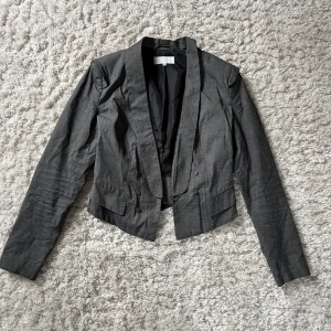 Kavaj - Ganska liten i storlek, Fina detaljer, fint skick💞