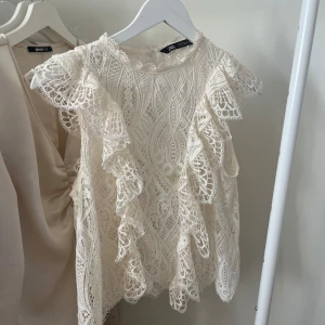 Vit spets topp (ZARA) - Trendig spetstopp från Zara🤍 Använd fåtal gånger och inga defekter. 