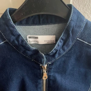 Jeansklänning från zara  - Jeansklänning från zara. Ligger bara i garderoben, aldrig använt. Den sitter jättefint på och väldigt snyggt 