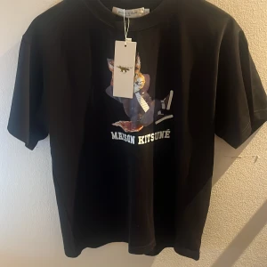 HELT NY Maison kitsune T-shirt - Säljer min HELT NYA Maison kitsune tröja till ett riktigt schysst pris, Nypris på runt 1000kr och denna är i 10/10 skick! Tänker mig runt 499! 