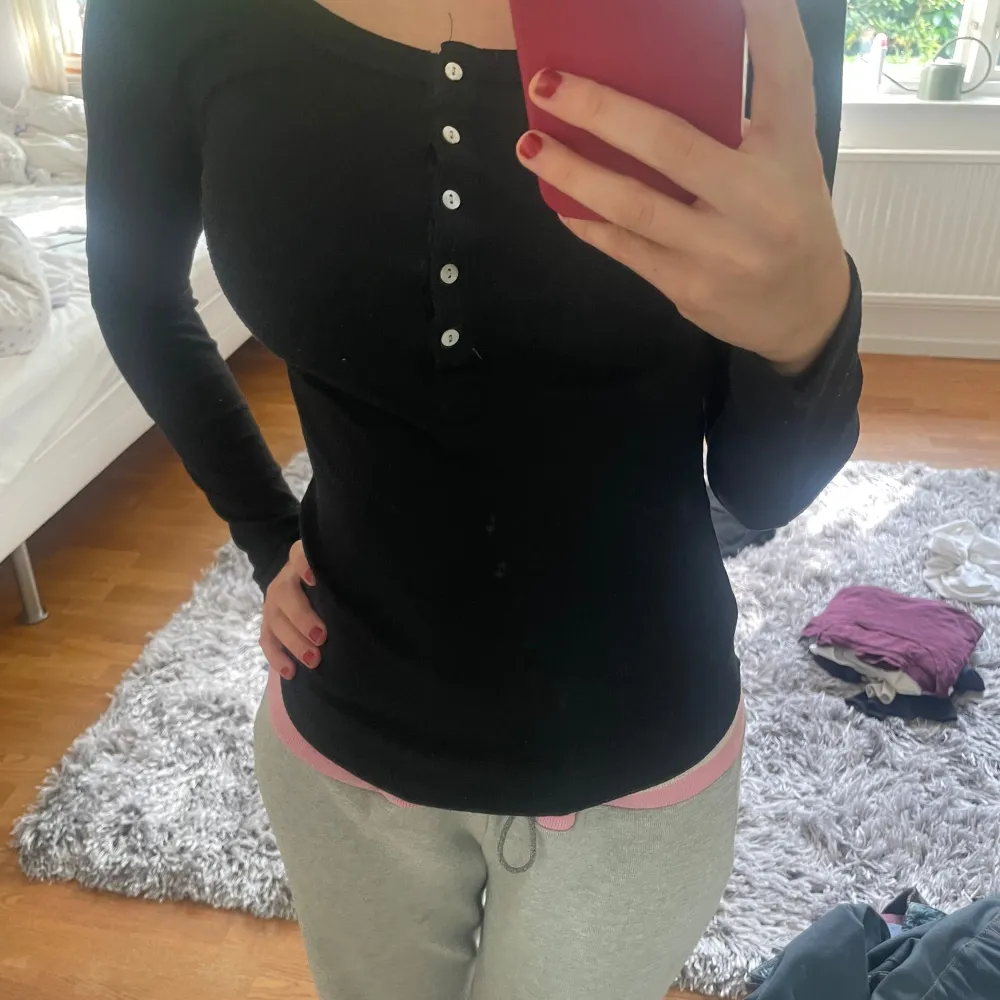 Säljer en svart långärmad topp från Hunkemöller i storlek XXS, passar dock även en vanlig XS.     Toppen har knappar framtill och är perfekt för en casual look. Den är i bra skick och superbekväm att ha på sig. Perfekt för höst och vinter!. Tröjor & Koftor.