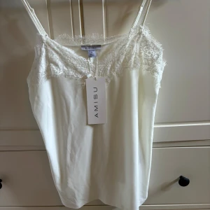 Linne - Jättesött linne från New yorker. Jag köpte det nu i somras men det är helt oanvänt med lapp kvar då det är lite för stort för mig.