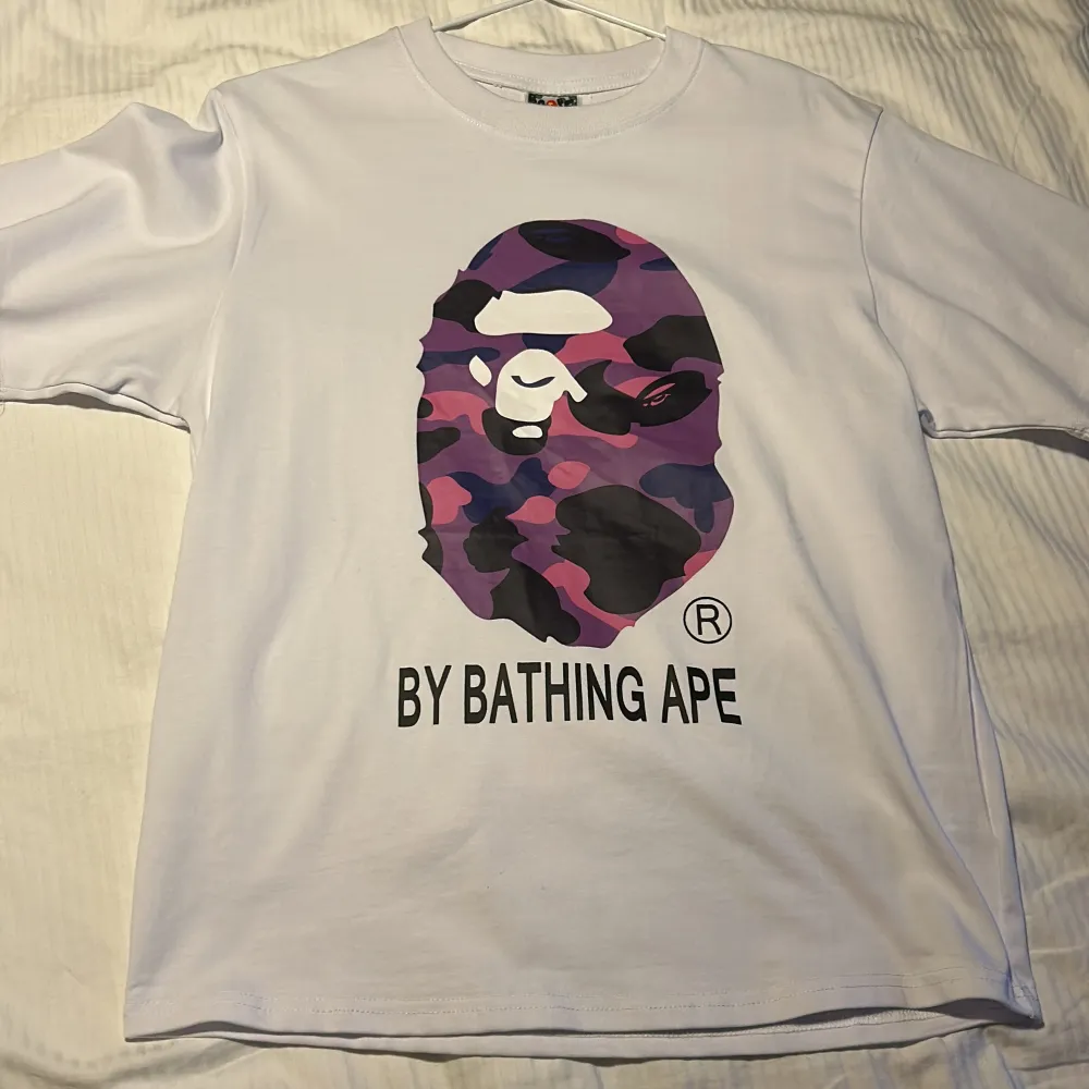 En helt ny Bape t-shirt i storlek M. Säljer den därför att den aldrig kom till användning. Obs. det är en (rep).. T-shirts.