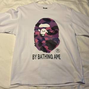 En helt ny Bape t-shirt i storlek M. Säljer den därför att den aldrig kom till användning. Obs. det är en (rep).