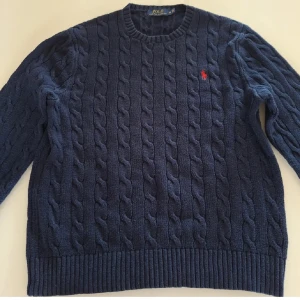 Ralph lauren tröja  - Marinblå stickad Ralph Lauren tröja | skick 9/10 - storlek : M - nypris: 2195 - mitt pris: 750. Perfekt att ha nu när de börjar bli lite kallare ute - skriv för fler funderingar och frågor pris går att diskutera :)