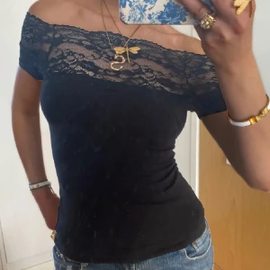 Off shoulder spets tröja - säljer den här skit snygga off shoulder tröjan! klick på köp nu o skriv ifall ni har frågor 💕💕🫶🏼