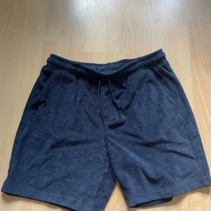Froteshorts  - Säljer marinblåa frote shorts pga att dom var lite för små str S passar längd, 170!