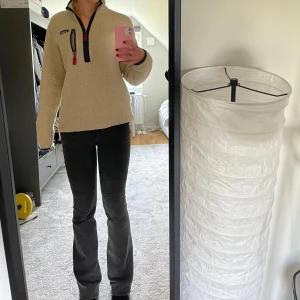 Low Rise bootcut jeans från hm  - Mörkgråa jeans från hm, storlek 34 men passar mig som ibland har st 36