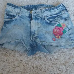 Shorts i 134 med blomtryck! Sååå söta★♥︎