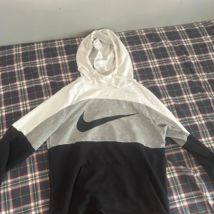 nike tröja - en nike tröja som har blivit för liten för mig men är i god skick 