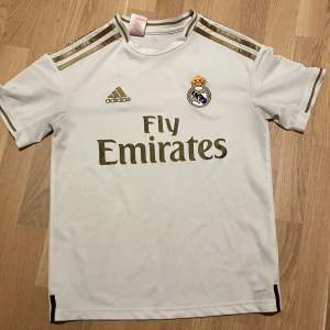 Hej säljer nu min Real Madrid tshirt från säsongen 19/20( Hemma ställ ). Säljer den eftersom jag inte använder den längre.   Pris går att diskutera ❗️❗️❗️