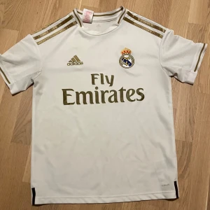 Real Madrid tröja - Hej säljer nu min Real Madrid tshirt från säsongen 19/20( Hemma ställ ). Säljer den eftersom jag inte använder den längre.   Pris går att diskutera ❗️❗️❗️