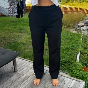 Svarta kostymbyxor  - Svarta kostymbyxor i stl 40. Använda men i bra skick. 