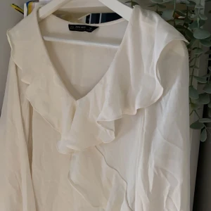 Blus - Jättegullig vit blus som köptes secondhand, märket är Zara, i fint skick, använts fåtal gånger, pris kan diskuteras🤍