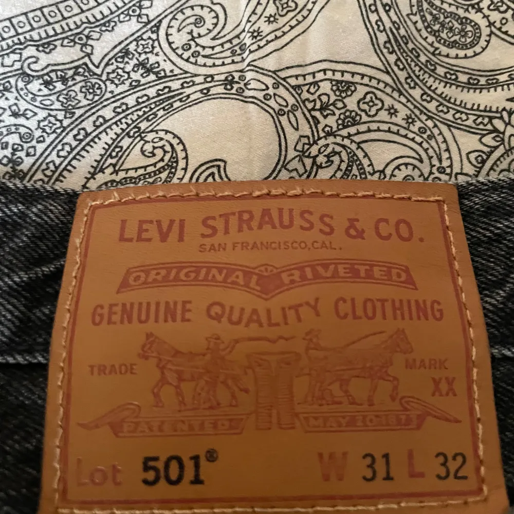 Ett par schyssta svarta 501or som är skonsamt använda. Köpt på Carlings och har storleken W31 L32 //Lucas. Jeans & Byxor.