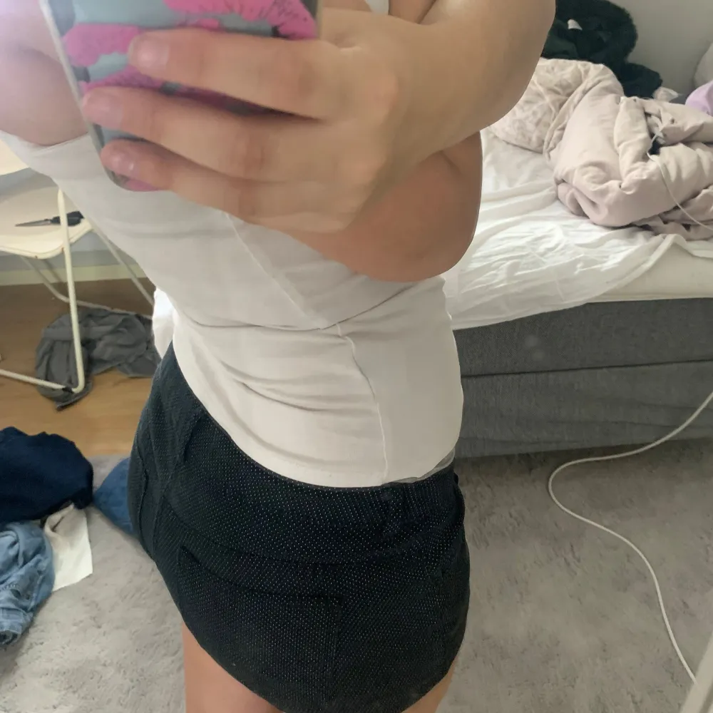 Ett par jätte cool shorts som har vita prickar på dig 💕. Shorts.