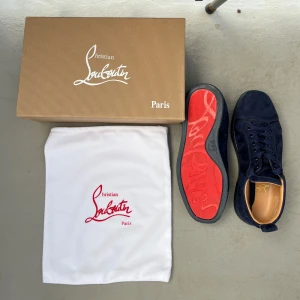 christian Louboutin  - Tja! Säljer ett par feta Loubs i storlek 42 (UK 8) passar 43 med😄 Ett väldigt bra Skick 9,5/10 och är använda endast ett få tal gånger.🤗 Box, dustbag och så vidare ingår såklart. Hör av er vid frågor! Priset kan även diskuteras!🙌😊 Kvitto finns