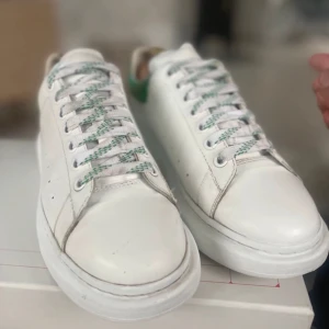 Alexander McQUEEN skor - Riktigt fräscha Alexander McQUEEN skor, grönt krokodil skinn i bak, kvitto+box plus helt nya snören finns!  Pris kan diskuteras   Bara att höra av sig vid frågor!