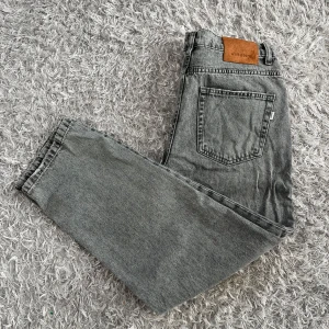 Woodbird Leroy Ash - Jeans från Woodbird | Modell = Leroy Ash | Storlek = 31/30 | Skick = 8/10 | Pris 149kr | Nypris = 1100kr | Tveka inte på att höra av er vid frågor eller funderingar🙌