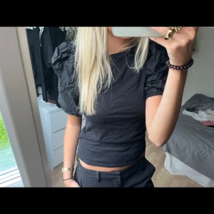 Topp - Topp med ballong arm, aldrig använd utan har bara varit i min garderob därav är den skrynklig