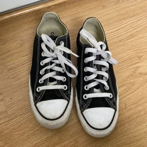 Låga converse😍 - Supersnygga låga converse, väldigt sparsamt använda och jättesköna!!😊