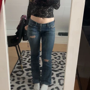 Diesel jeans - Ett par marinblåa diesel jeans som inte längre kommer till användning. Dem är håliga mellan benen men har försökt att sy ihop. Jag är 164cm lång som referens💕 Midjemåtte: 37-38 cm rakt över 