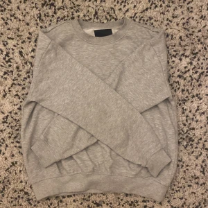 Basic grå sweatshirt - En snygg, basic grå tröja. Passformen är bra och den är knappt använd. Köp gärna🔥🔥