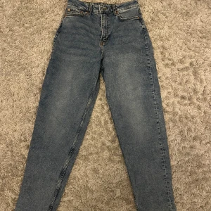 Jeans - Jeans från hm i väldigt fint skick😊