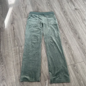 Juciy couture  - Hej! Säljer dessa för att jag använder aldrog och har aldrig gjort de nästan, som sagt väldigt nya. Använda Max 2 gånger. Xs är storlek 