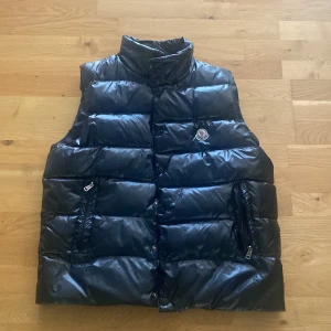 Moncler väst  - fet moncler väst som är i skick 7/10 användt den fåtal gånger. drag kedjan funkar ej men sitter knappar på västen så den går att stänga. bara att höra av sig vid funderingar 