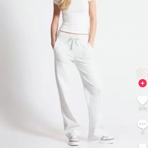 Low waist mjukisbyxor  - Trendiga vita as snygga mjukisbyxor. Sitter low/midwaist💕 från lager 157 ”Low waist Stella pants”😇😇💓