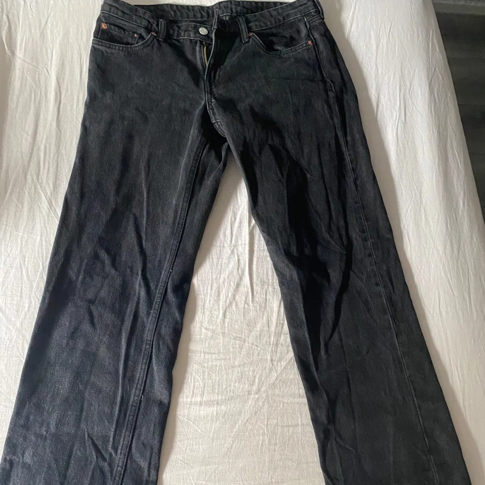 Jeans från Weekday (Arrow low) Helt nyskick , endast provat  Storlek W29 L34 Nypris 590kr. Jeans & Byxor.