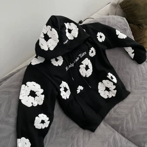 Denim Tears - Denim Tears Skriv snabbt 