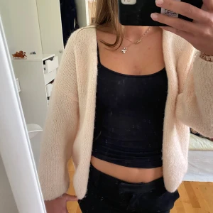 Rosa stickad kofta från Lindex - Mysig och fluffig rosa stickad kofta från Lindex i storlek XS/S. Passar mig som vanligtvis har S/M. Koftan har en öppen design utan knappar. inte lika rosa i verkligheten utan mer beige💞 nypris 399kr