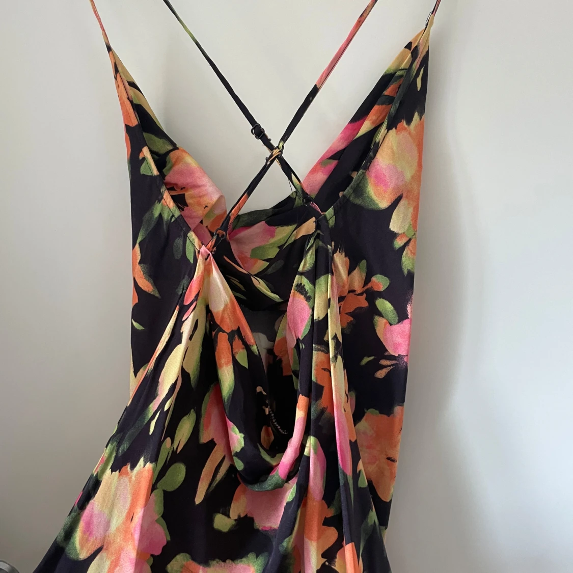 Blommig sommarklänning med öppen rygg - 91