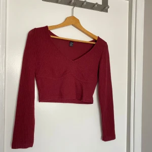 Röd tröja - Priset är alltid diskuterbart!🩷Röd långärmad tröja från shein, strl M. Använd någon gång