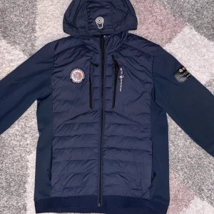 Sail Racing Antarctica Hybrid Hood - Navy - Ny pris 3500 Säljs för 950 priset går att diskuteras vid snabb affär. Som ny inga fel med produkten, Riktigt fint skick!
